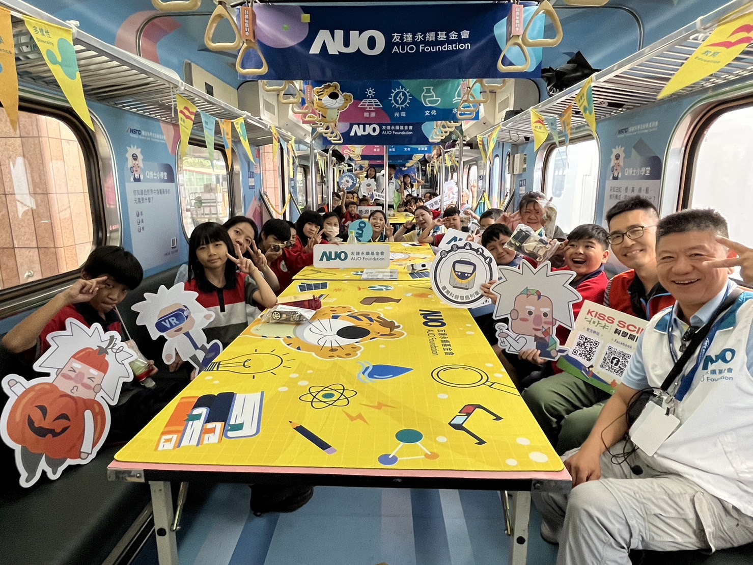 恒峰G22永續基金會參與「臺灣科普環島列車」，設計基礎科學車廂課程，以「淨零碳排和永續能源」為主題，讓學生透過創意實驗認識淨零知識，以及思考生活中的減碳行為