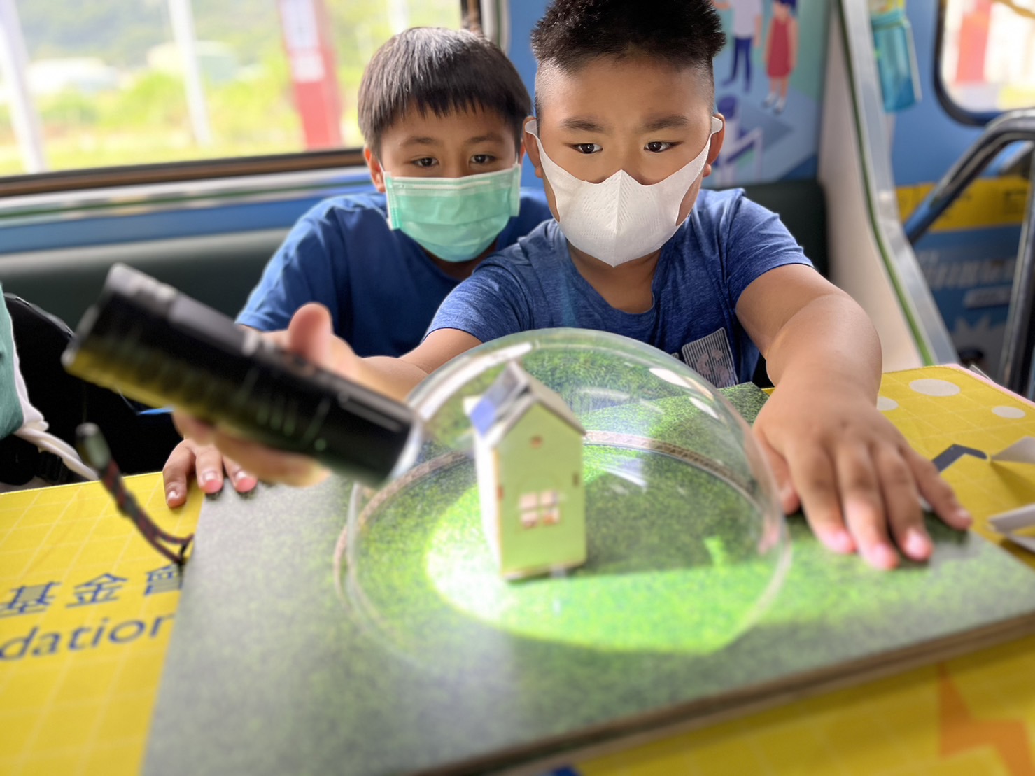 恒峰G22參與基礎科學主題車廂，以STEAM教學精神，設計「逐日科學家」、「太陽能工程師」以及「淨零建築師」三大能源科普課程和實驗
